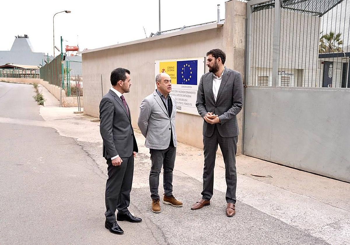 El vicepresidente, José Ángel Antelo, a las puertas del Centro de Atención Temporal a Extranjeros de Cartagena tras reunirse con representantes del sindicato policial Jupol.