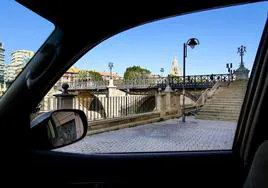 Un coche visto desde el interior cerca de Puente los Peligos en Murcia.