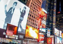 La pantalla de TSX en Times Square, la primera de la izquierda.