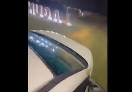 El impactante vídeo de un conductor atravesando una rotonda en Valladolid.