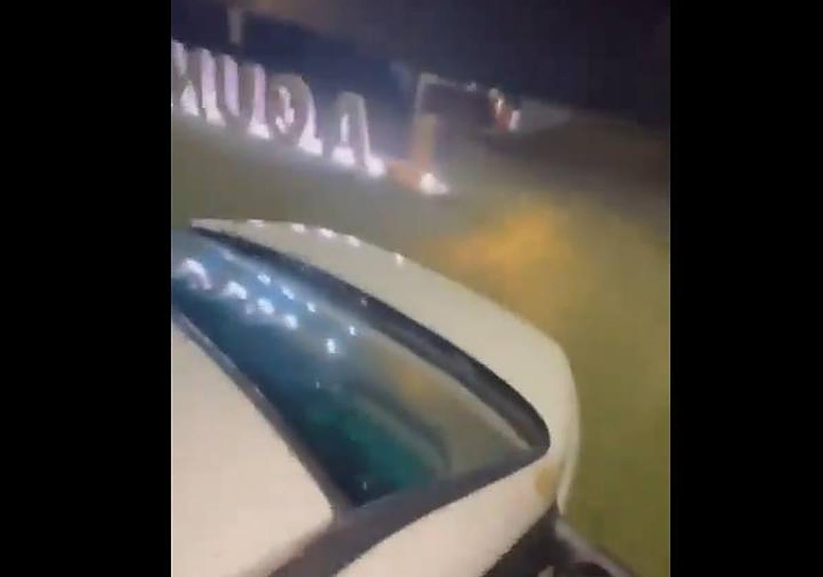 El impactante vídeo de un conductor atravesando una rotonda en Valladolid.