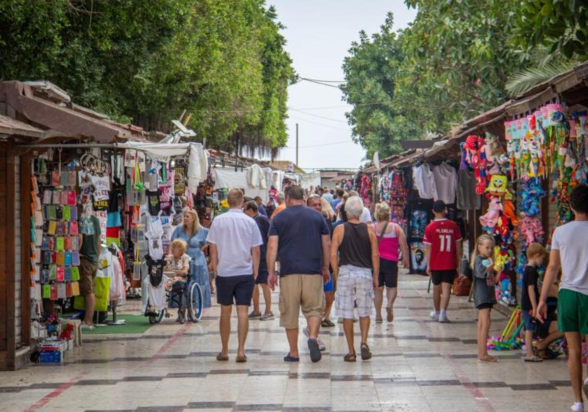 Vecinos y visitantes pasean entre los puestos de tradicional mercadillo de los 'hippies', en una foto de archivo.