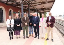 Alcaldes de la zona del Mar Menor y diputados regionales del PP, ayer, en la estación de Balsicas.