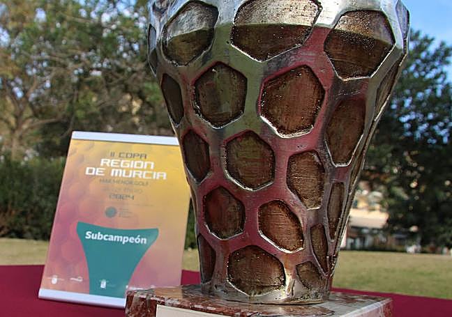 p La copa original hecha en broce y en forma de 'tee'.