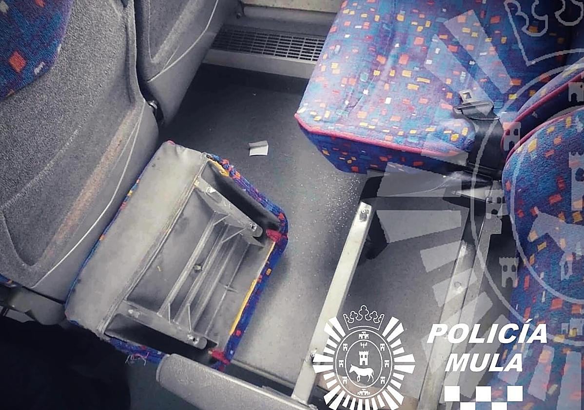 Un asiento arrancado en el autobús inmovilizado.