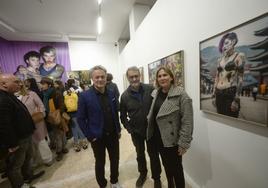 El fotógrafo y ensayista Joan Fontcuberta (c), con Nacho Ruiz y Carolina Parra, anoche en T20.