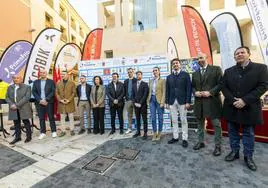 Presentación de la 44ª edición de la Vuelta a la Región de Murcia, ayer en la plaza Cardenal Belluga; en el centro, Luis León Sánchez.