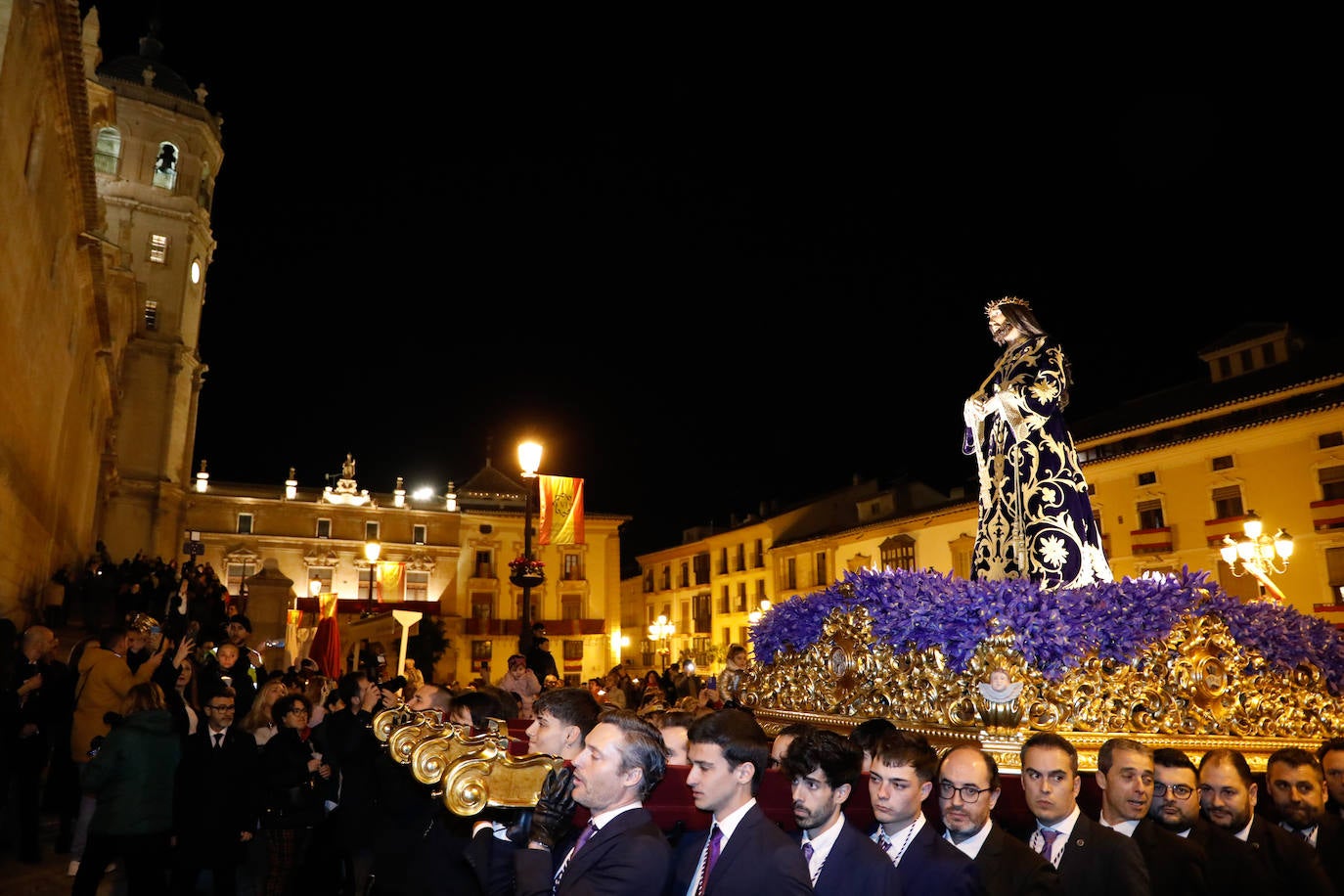 El solemne traslado del Cristo del Rescate en Lorca, en imágenes