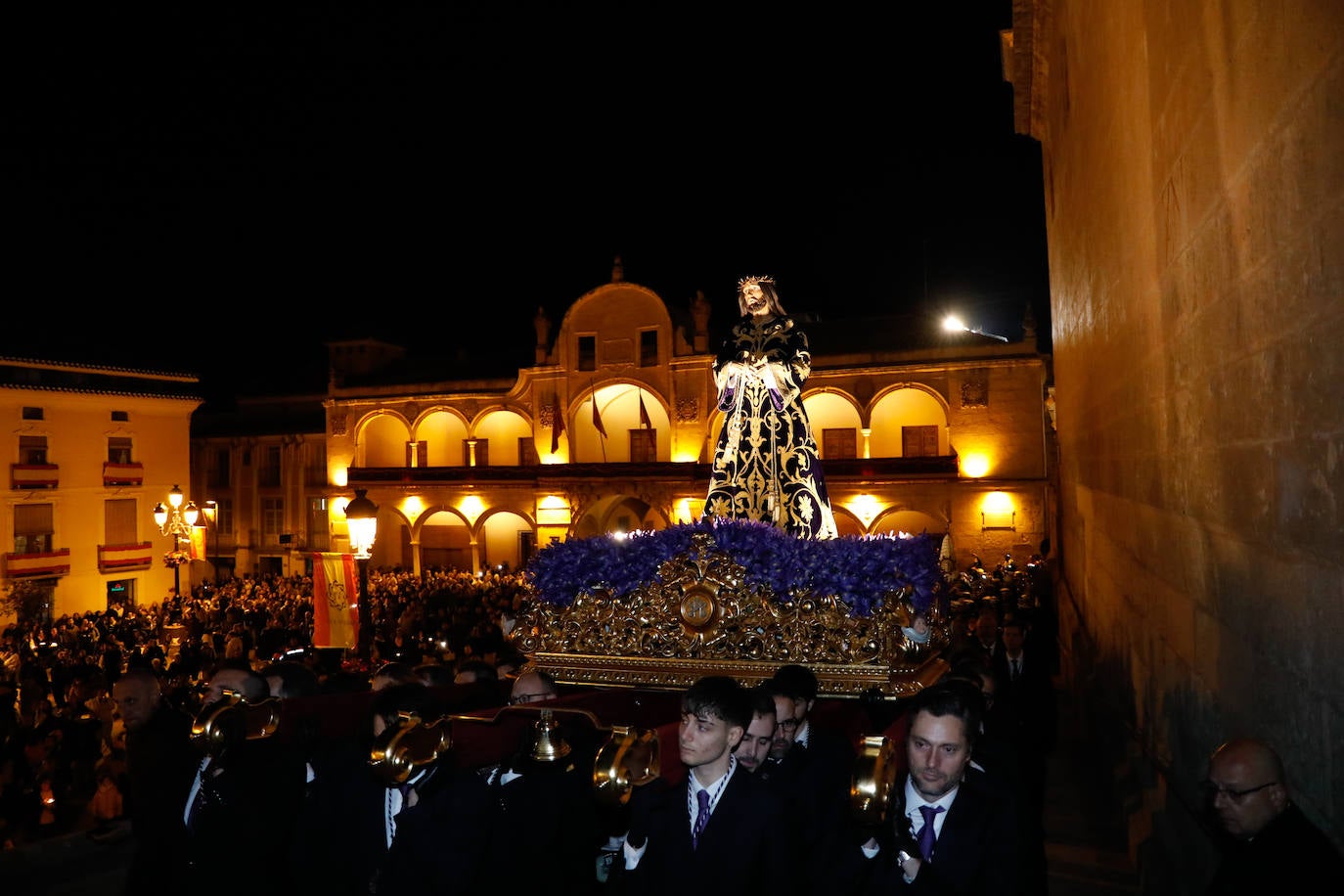 El solemne traslado del Cristo del Rescate en Lorca, en imágenes