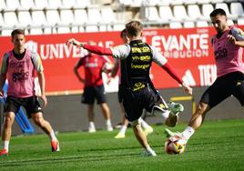 Loren Burón, jugador del Real Murcia fichado esta semana, chuta durante un entrenamiento en el Enrique Roca.