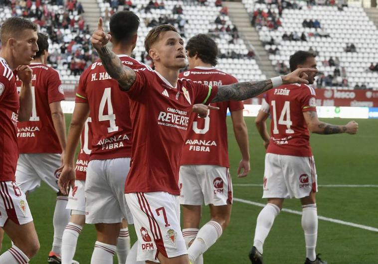 Isi Gómez celebra el primer gol con la grada.