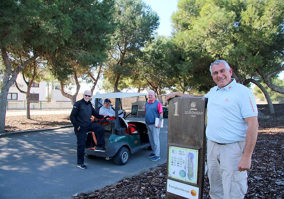José Luis Calle desempeñando en el tee del 1 de Lo Romero, junto a algunos jugadores de golf