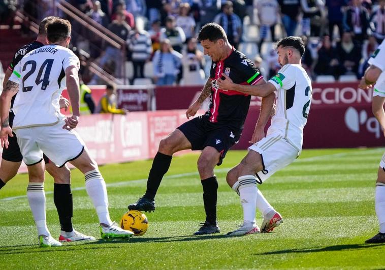 Musto pelea por un balón este sábado en el Carlos Belmonte.