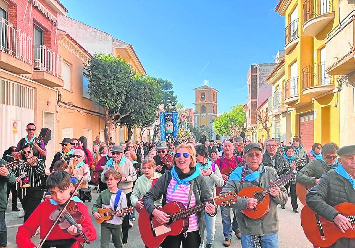 Los romeros arroparon con música la romería de la Candelaria, ayer.