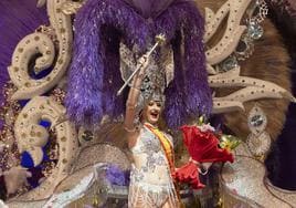 Soledad González, tras recibir la banda que la acredita como reina del Carnaval.