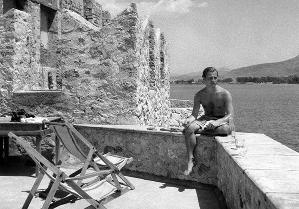 Imagen principal - Patrick Leigh Fermor en Bourtzi, en 1951. Y portadas de los libros de Artemis Cooper y María José Solano.