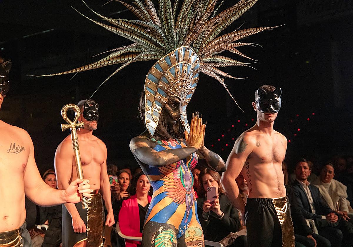 Arte a base de papel y maquillaje en Águilas