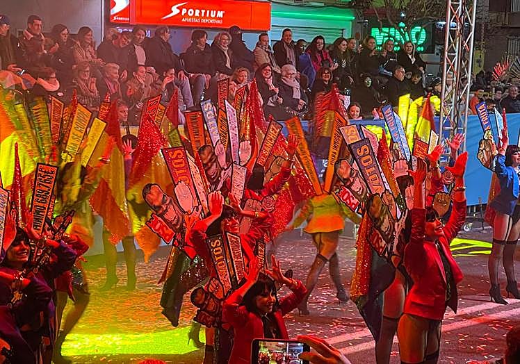 La política aterrizó en el desfile de la mano de la comparsa 'Osadía'.