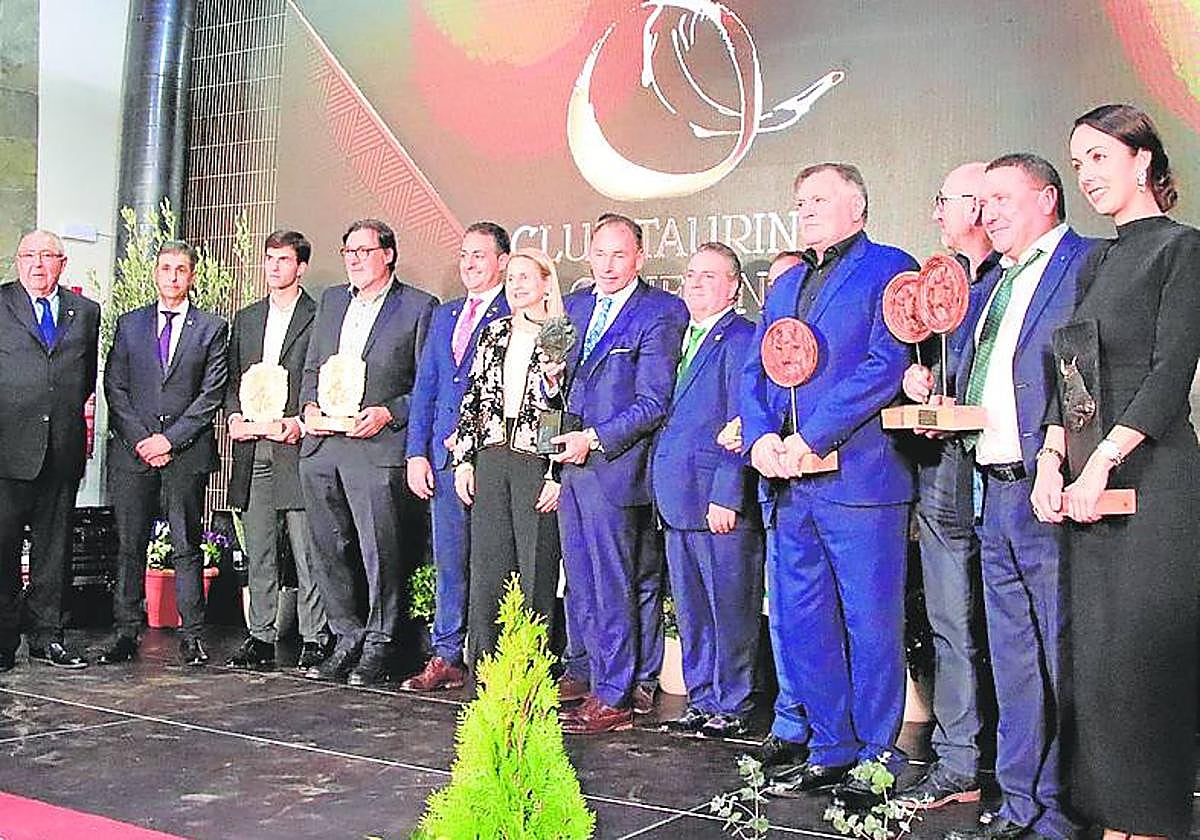 Galardonados ayer en Cehegín con Pepín Liria en el centro.