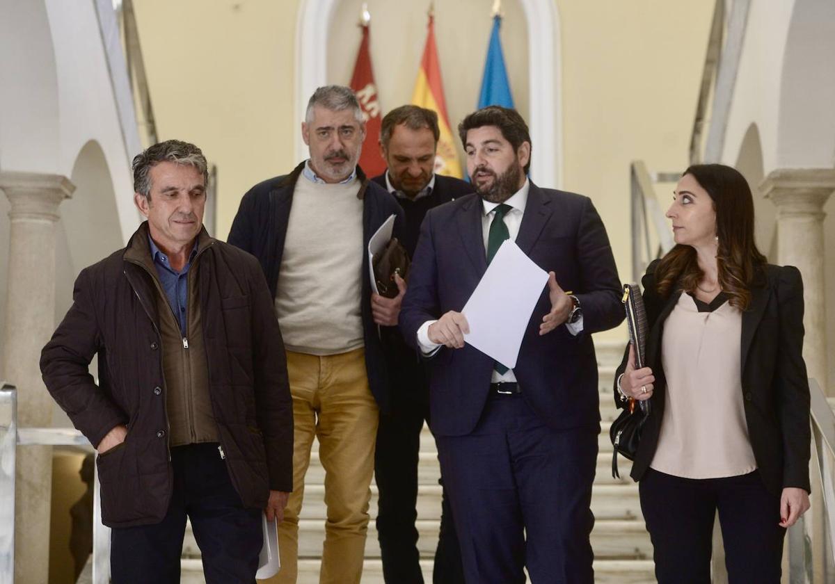 José Miguel Marín (COAG), Marcos Alarcón (UPA), Alfonso Gálvez (Asaja), el presidente López Miras y la consejera Sara Rubira, este lunes en San Esteban.