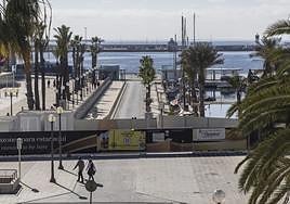 Varios vecinos por los accesos a la terminal de cruceros, donde a finales de este año comenzarán las obras de reforma, para cambiar la imagen al entorno.