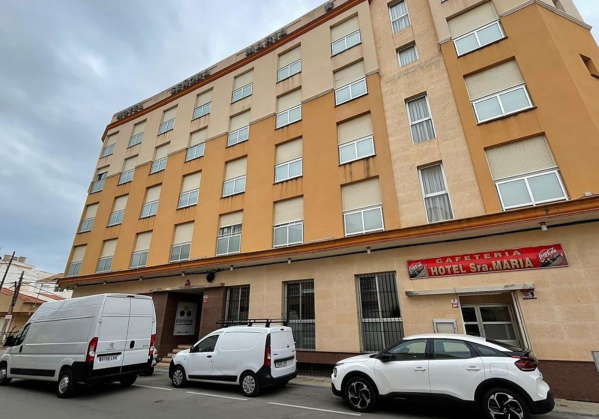 Imagen del antiguo hotel Señora María, en Lo Pagán, donde se instalarán los migrantes.