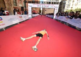 Bilal Marhoum, ganador de la categoría sénior y tercero en la general absoluta de la Maratón de Murcia, completamente exhausto tras cruzar la meta, ayer en la Plaza del Cardenal Belluga.