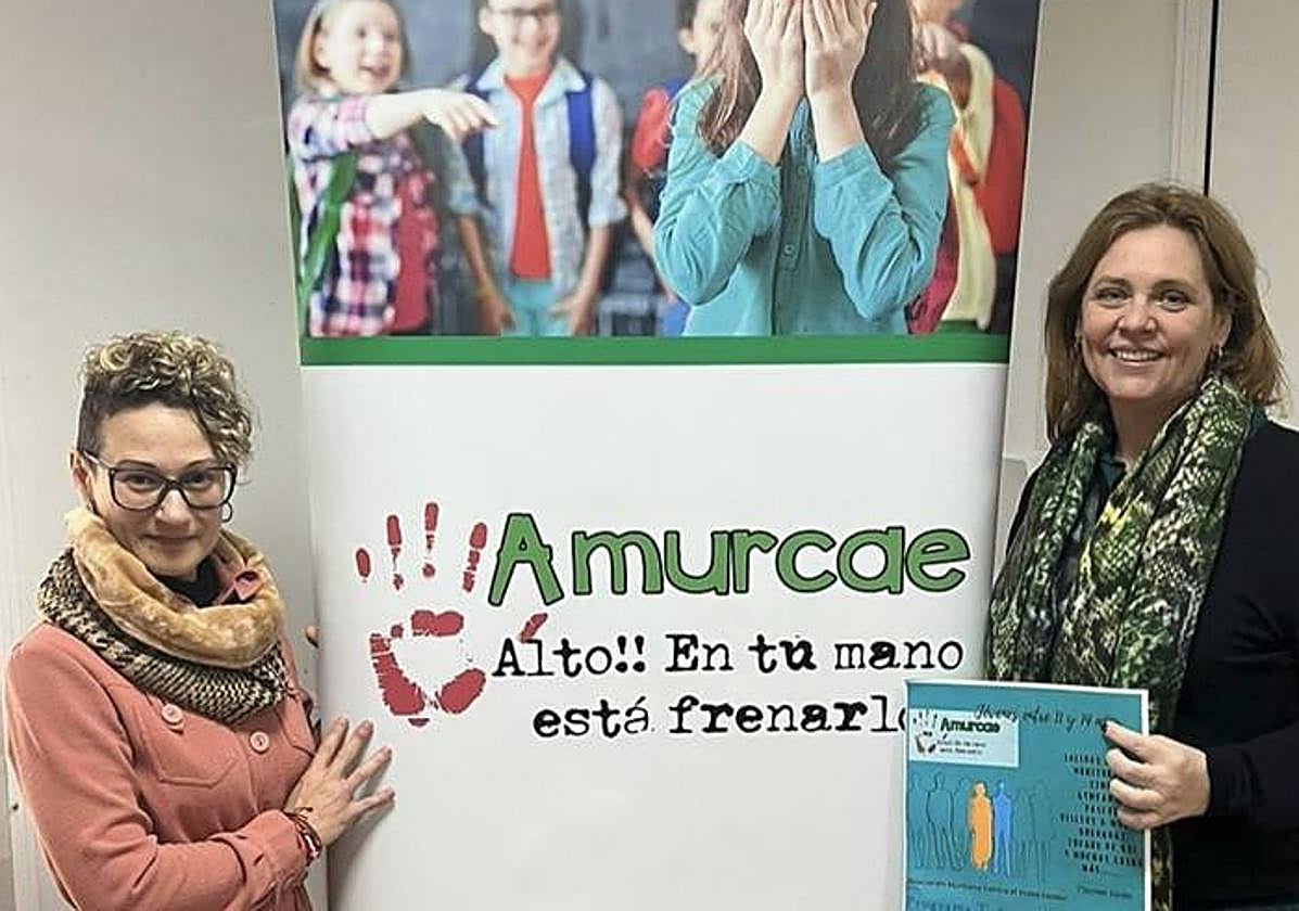 Miembros de Amurcae posan junto a un cartel de la asociación.