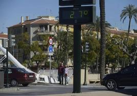 Un termómetro marca 27º en Murcia, en una imagen de archivo.