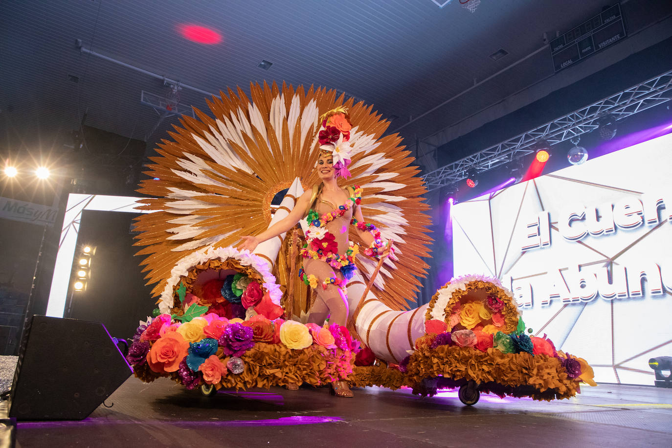 Las imágenes del Concurso de Trajes de Papel en Águilas