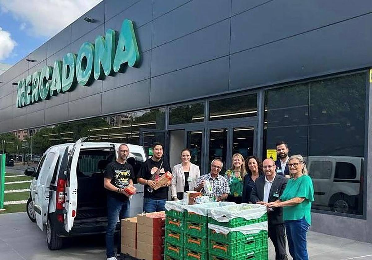 El equipo de Mercadona en una donación local.