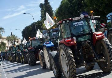 Agricultores independientes quieren colapsar Murcia este martes con una tractorada