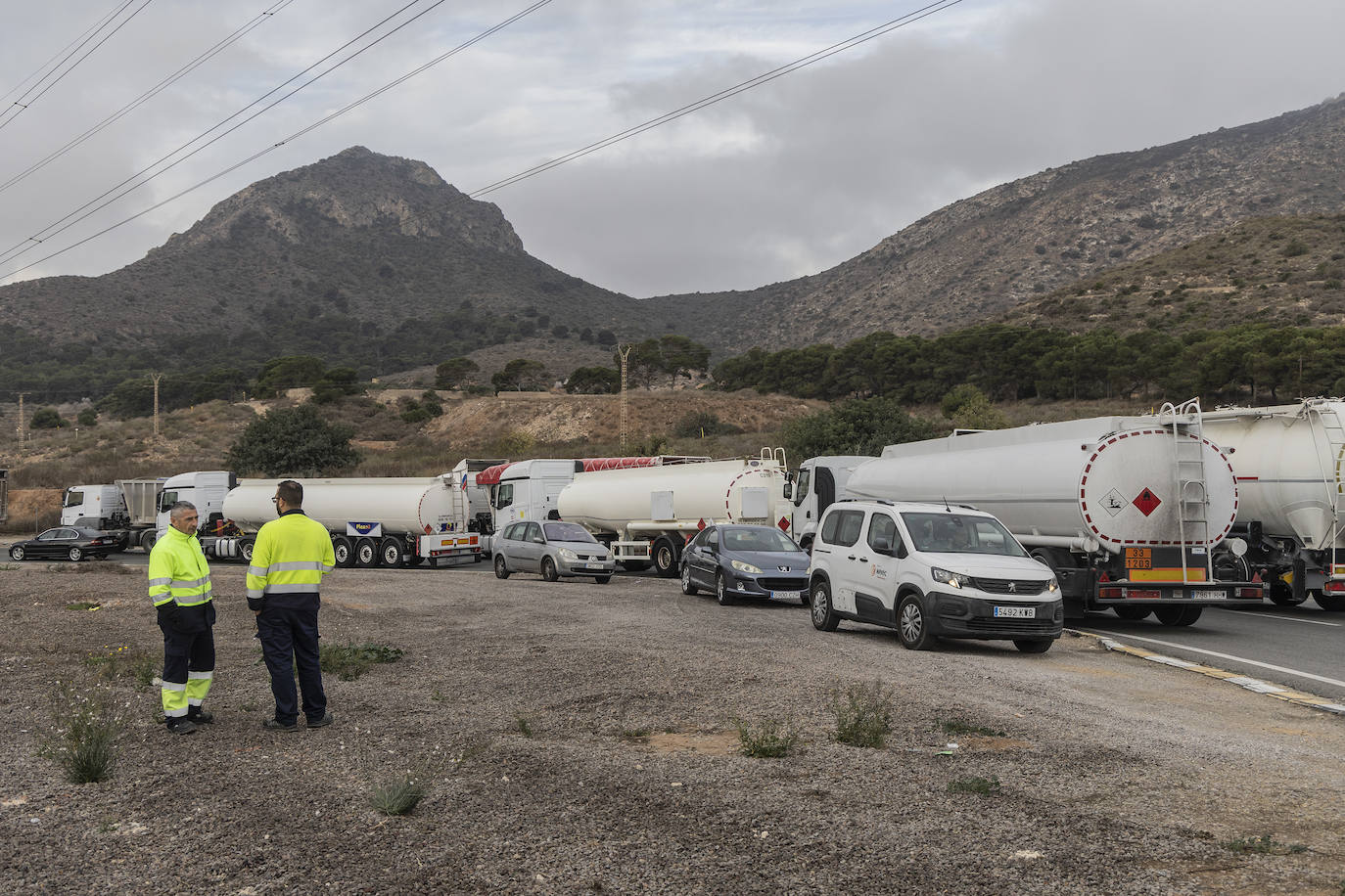 El corte del tráfico en el acceso al Valle de Escombreras, en imágenes