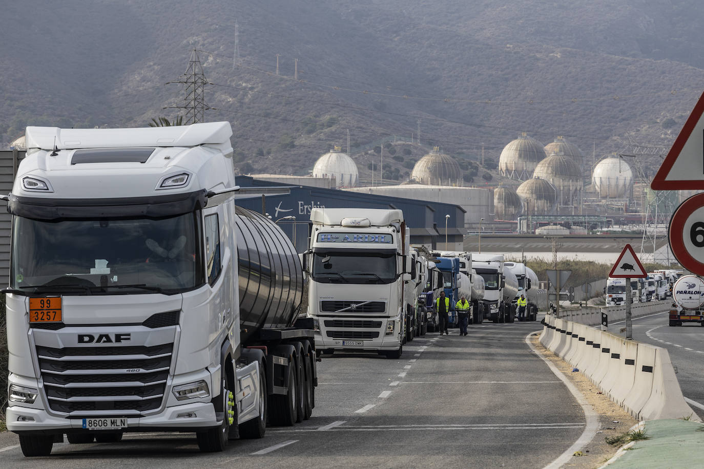 El corte del tráfico en el acceso al Valle de Escombreras, en imágenes