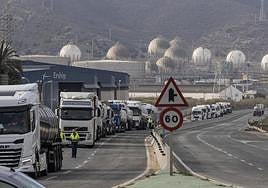El corte del tráfico en el acceso al Valle de Escombreras, en imágenes