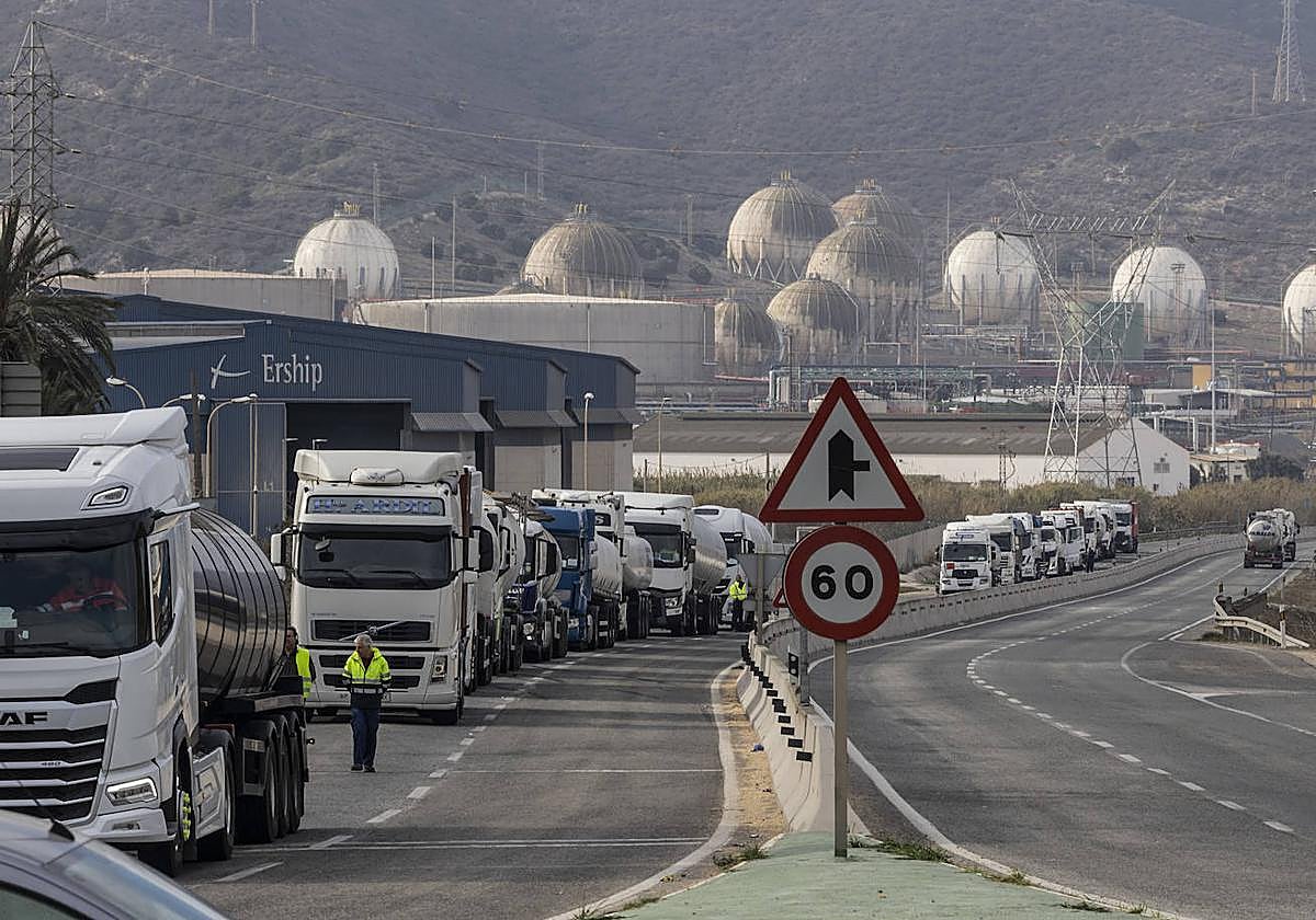 El corte del tráfico en el acceso al Valle de Escombreras, en imágenes