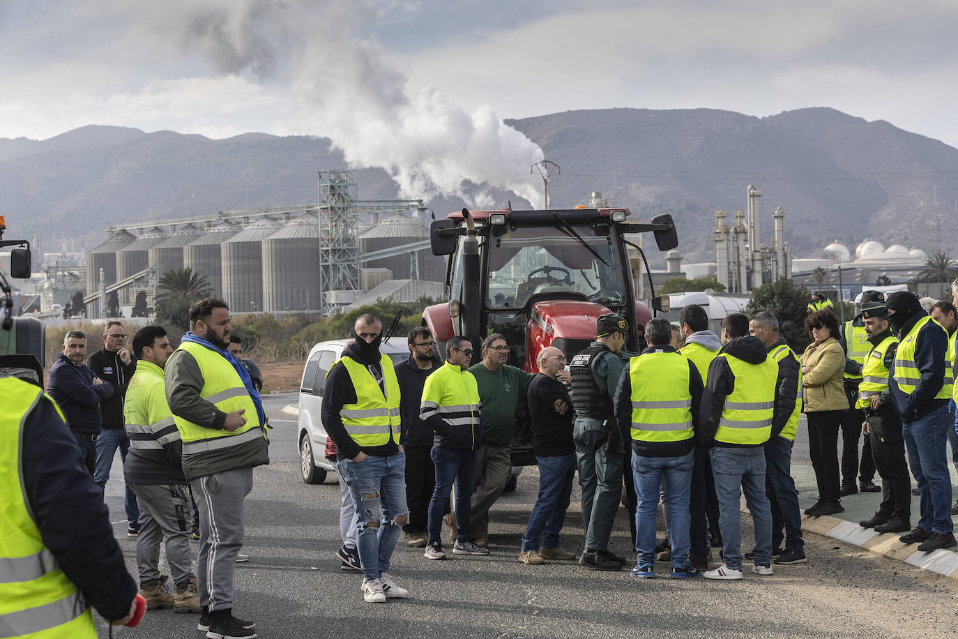 El corte del tráfico en el acceso al Valle de Escombreras, en imágenes