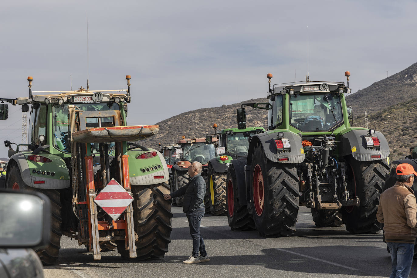 El corte del tráfico en el acceso al Valle de Escombreras, en imágenes