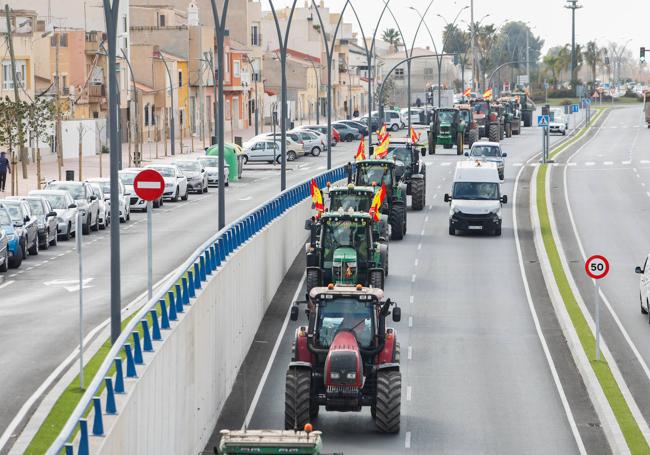 Los agricultores lograron llevar a cabo una tractorada por el centro de Lorca.