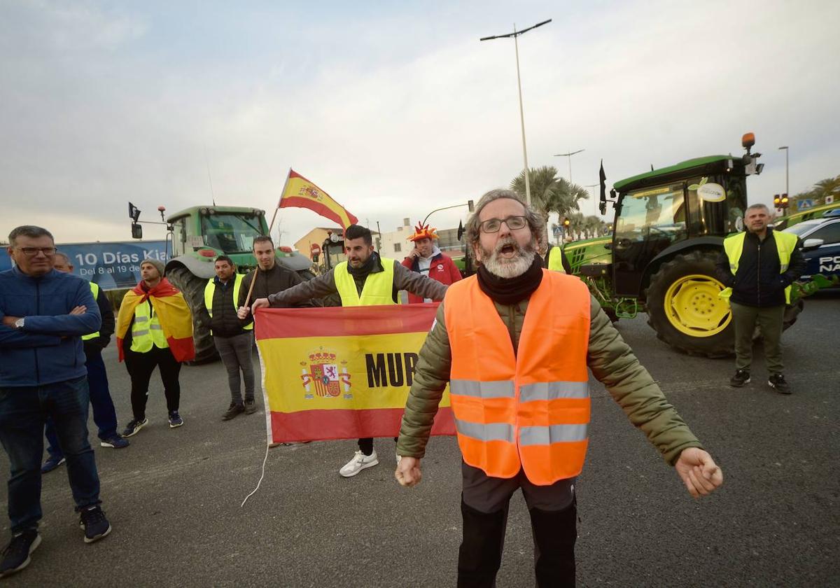 El portavoz de la Plataforma 6F de la Región de Murcia, Diego Conesa Guerrero (en primer plano), este martes por la mañana en la protesta.