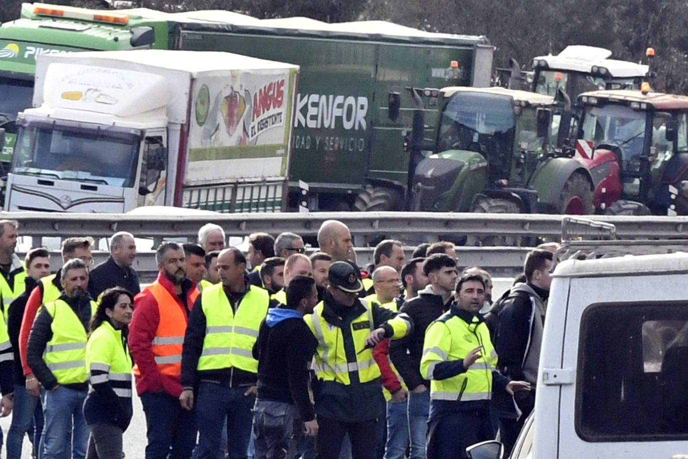 La protesta de agricultores colapsa el Puerto de la Cadena