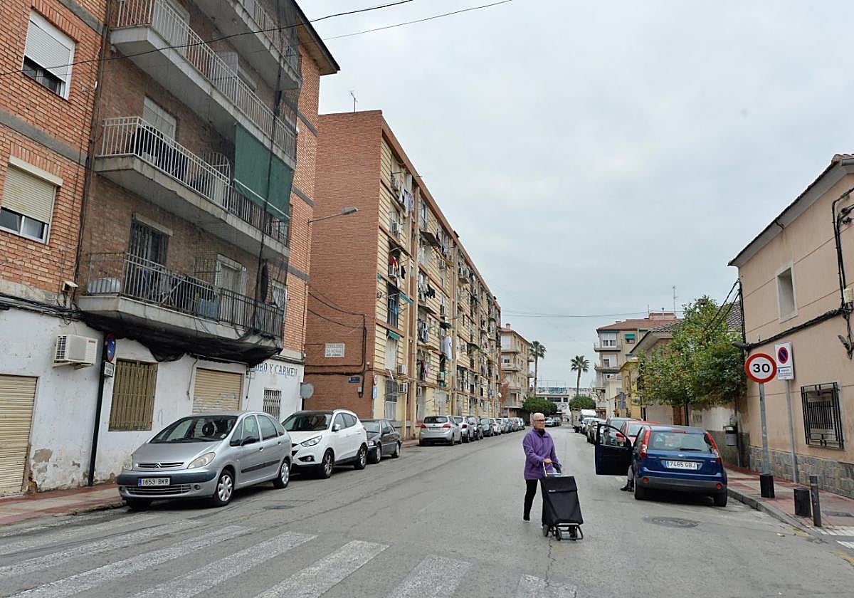 Un vecino cruza una calle de Vistabella, uno de los barrios que entran en el programa de rehabilitación.