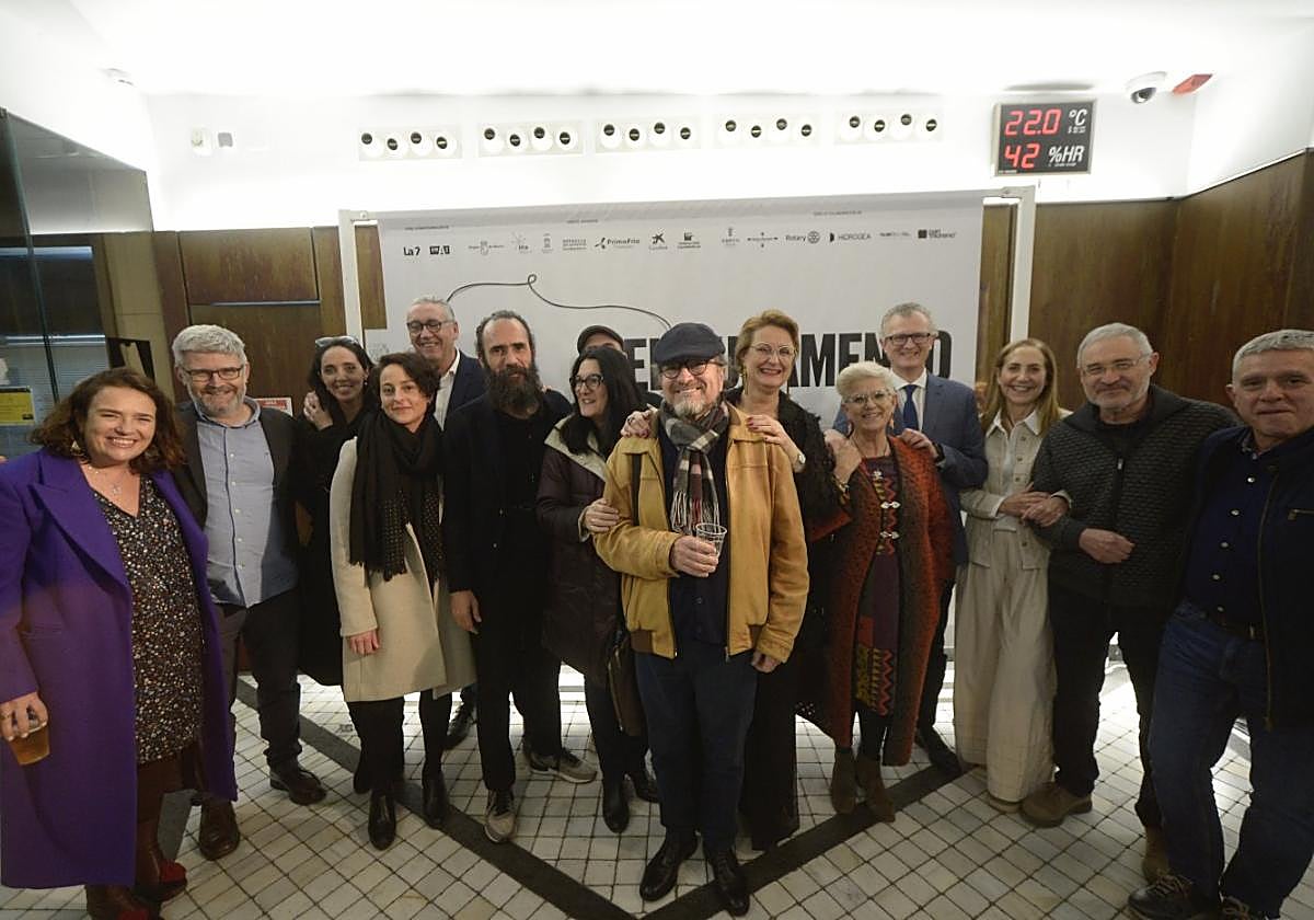 Parte de los cooperantes del documental 'El juramento', de Jorge Martínez (6i), anoche en la Filmoteca, acompañados por el consejero Pedreño.