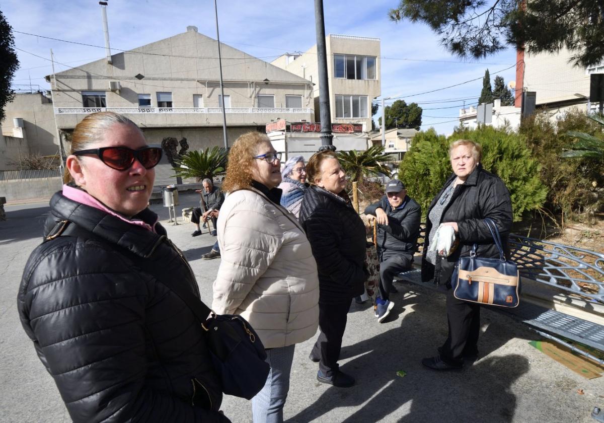 Un grupo de vecinos comentan, ayer, en la plaza del Ayuntamiento de Lorquí el trágico atropello, en el que una mujer falleció y otras dos resultaron heridas muy graves.