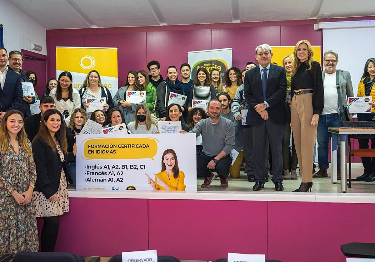 Alumnos que recibieron su diploma oficial de acreditación del idioma.