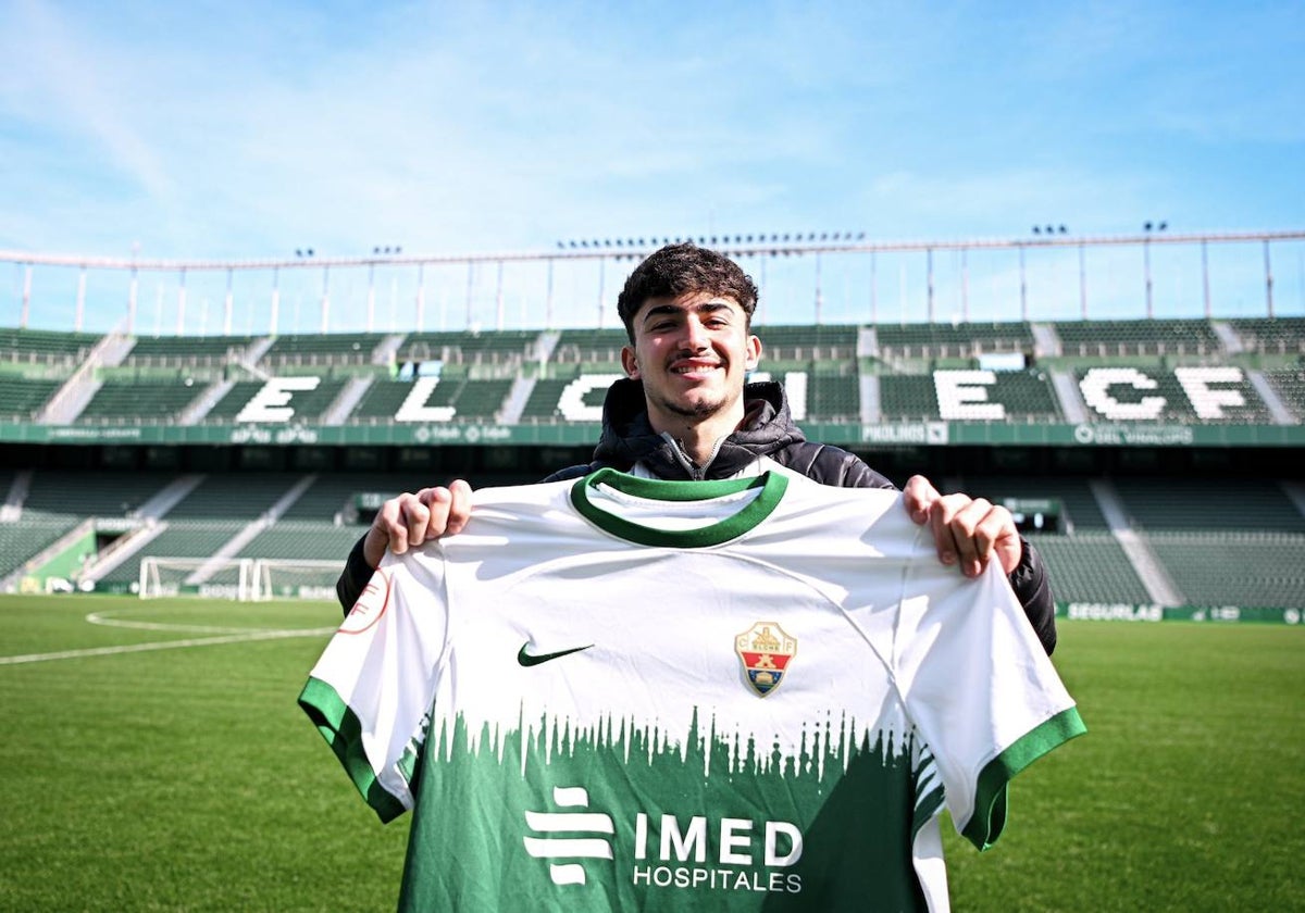 El cartagenero Adrián Sanmartín, de 18 años, posa con la camiseta del Elche en el estadio Martínez Valero.