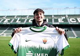 El cartagenero Adrián Sanmartín, de 18 años, posa con la camiseta del Elche en el estadio Martínez Valero.