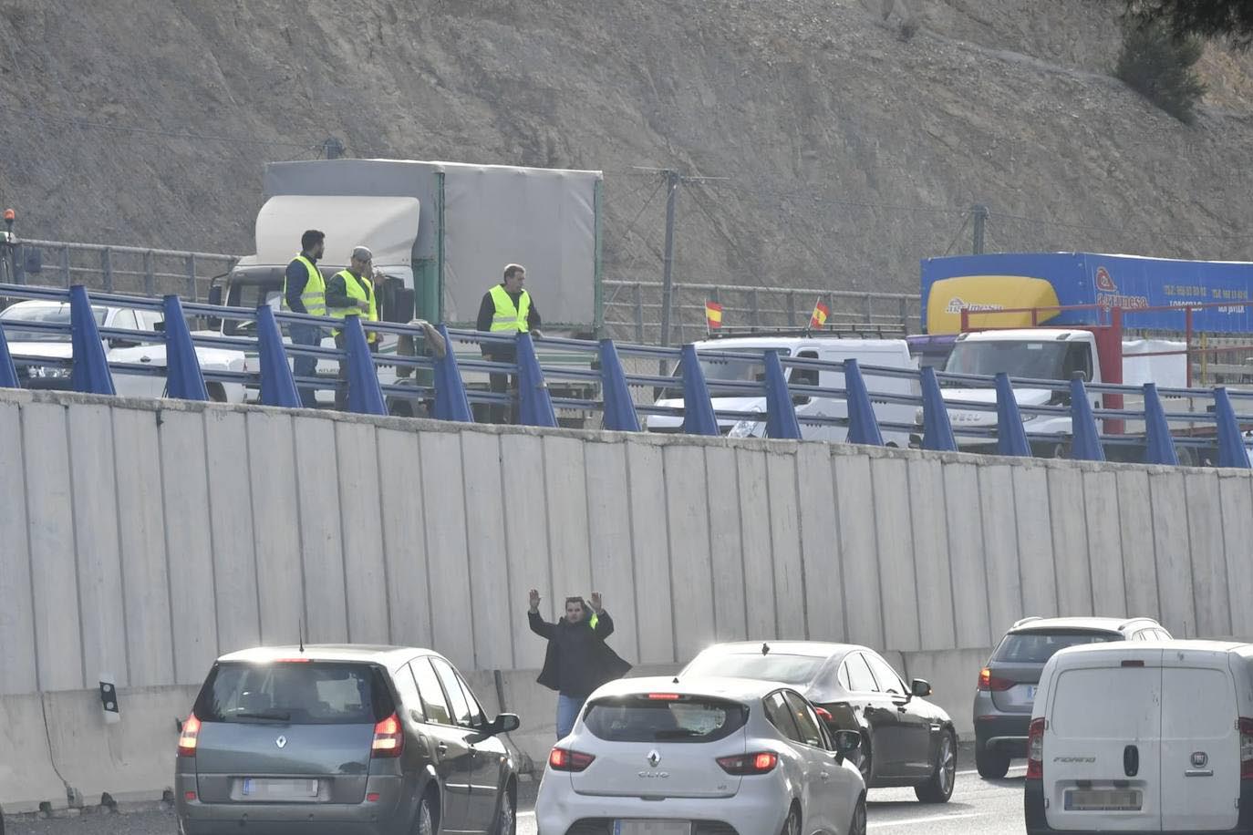 La protesta de agricultores colapsa el Puerto de la Cadena