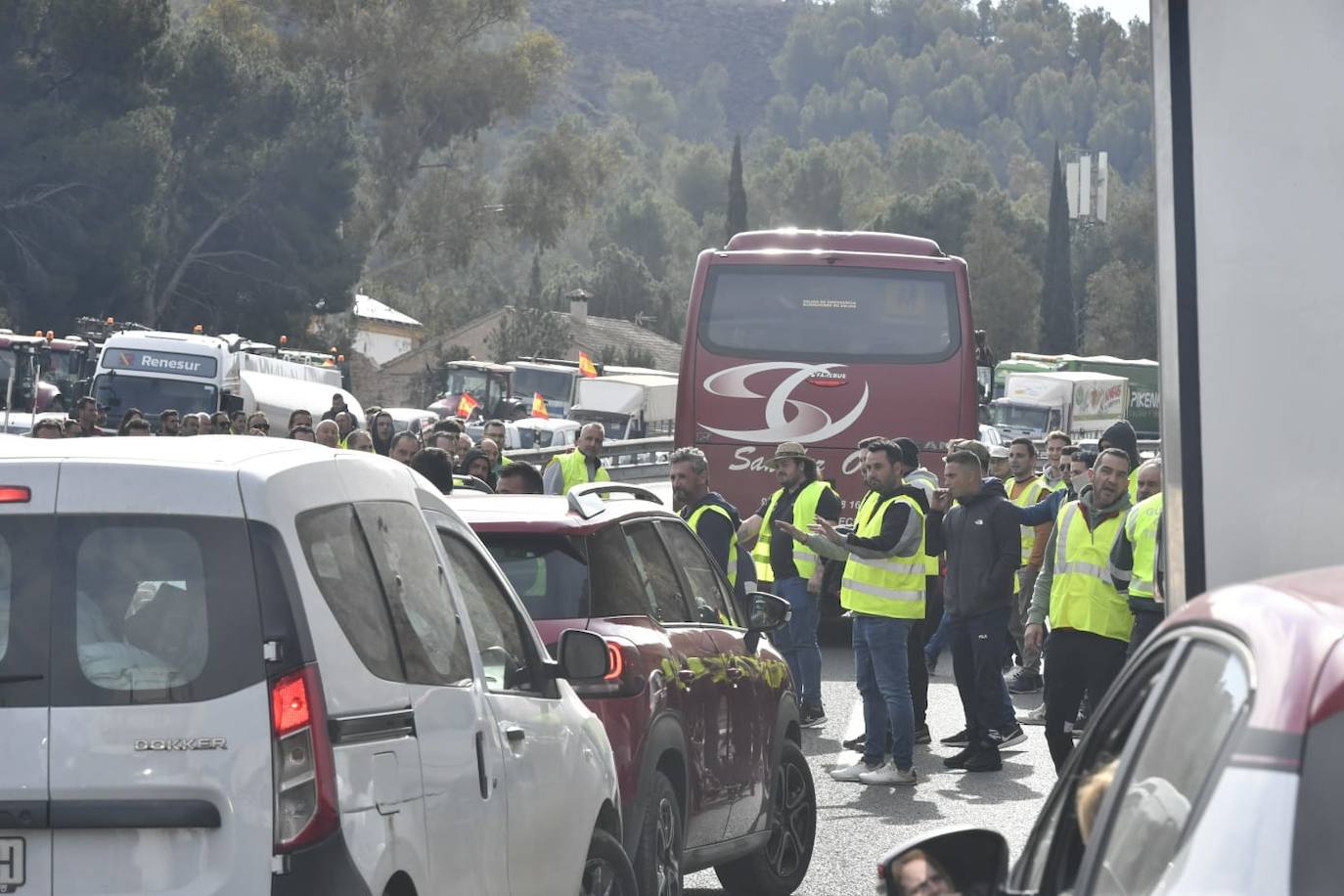 La protesta de agricultores colapsa el Puerto de la Cadena