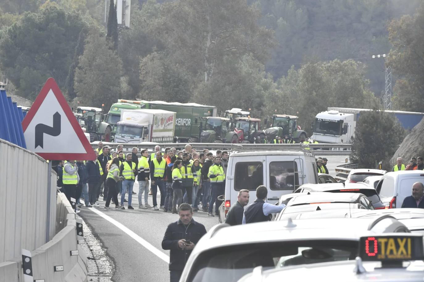 La protesta de agricultores colapsa el Puerto de la Cadena